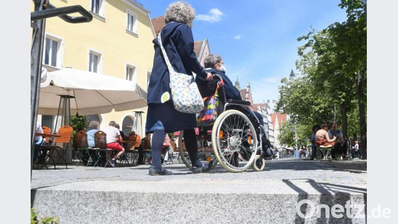 Weiden für alle und endlich barrierefrei. Die Veränderungen werden besonders den Unteren Markt mit seinen ausgedehnten Sondernutzungsflächen treffen, die sich die Gastronomen bisher gesichert haben. Bild: Gabi Schönberger