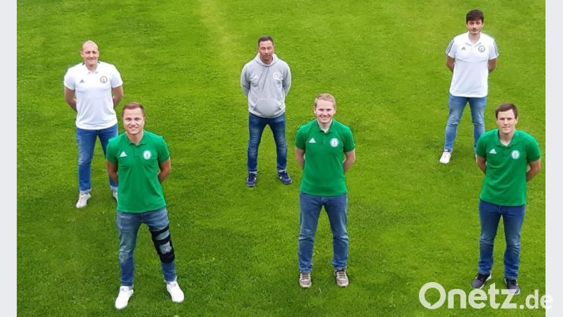 Die neue Führungscrew des SV Mitterteich II: Tomas Schiffmann (hinten von links, Spielleitung), Ralf Müller (Sportdirektor), Tobias Eckert (Spielleitung), Florian Zeus (vone von links, Teammanager), Florian Greim (Spielertrainer), Tobias Seitz (Co-Trainer). Bild: exb