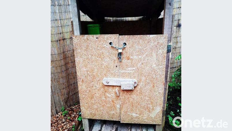 Es ist gar nicht so einfach, an das Toilettenpapier im Klo-Häuschen zu kommen. Einem bislang Unbekannten ist dies aber gelungen. Der Täter hat seine Notdurft im Tipi der Einrichtung verrichtet und eine Sauerei angerichtet. Bild: ld
