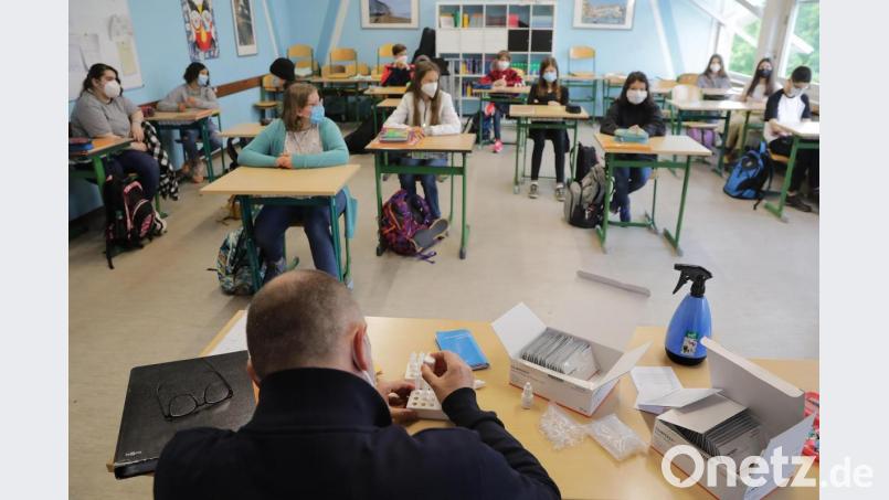 Die Ethik-Klasse von Florian Häusler ist komplett anwesend. Bevor der Unterricht beginnen kann, muss der Lehrer die Corona-Tests herrichten. Bild: Wolfgang Steinbacher