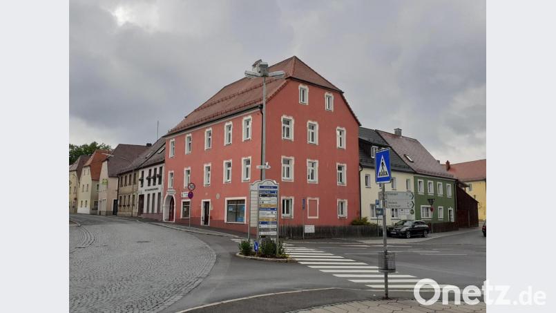 Im früheren Gasthof &quot;Reichsapfel&quot; am Cammerloherplatz befand sich von 1830 bis 1903 die erste Kemnather Poststelle. Ein dezentes Posthorn über dem Eingang erinnert daran. Bild: bjp
