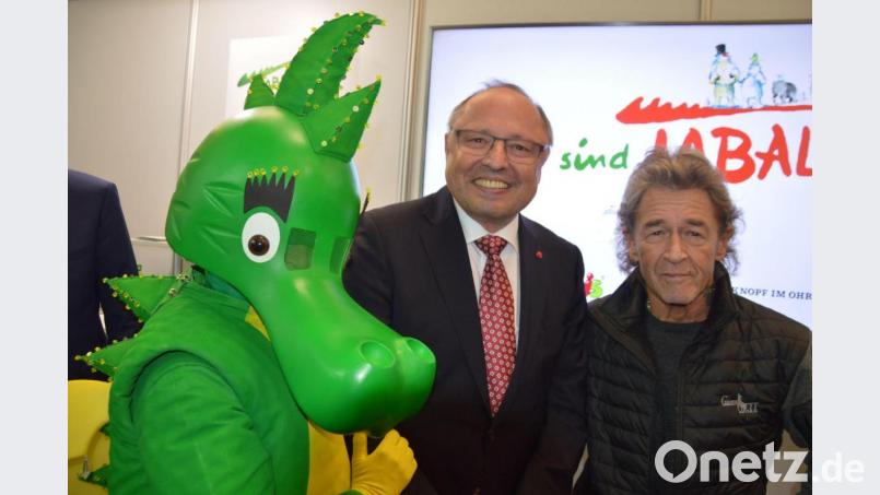 Ernst Kick (Mitte) und Peter Maffay mit Tabaluga bei der Spielwarenmesse im Jahr 2018. Bild: we