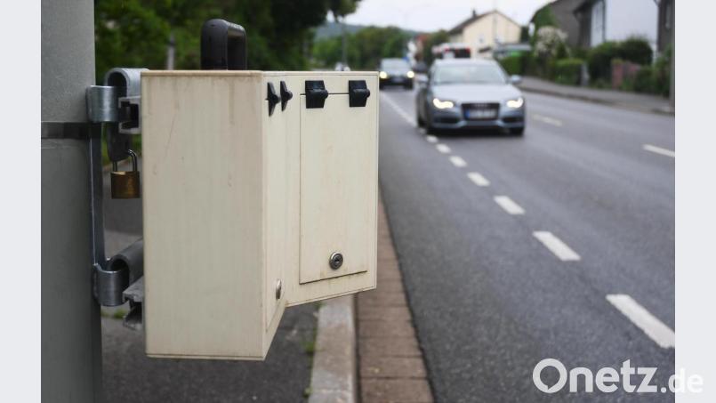 Sie messen gerade in Weiden alles und jeden: die Verkehrsdatenerfassungsgeräte. Doch mit welchen Folgen? Bild: Gabi Schönberger