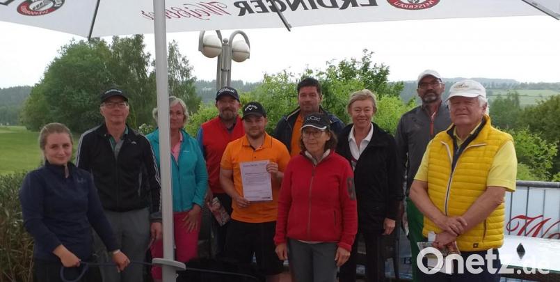 Die erfolgreichsten Teilnehmer des Turniers (von links): Andrea Kudlickova, Wolfgang Beer, Christine Schöner, Raimund Fischer, Simon Adam, Andy Kern, Marlies Koch, Anita Engmann, Heinz Engmann und Präsident Wolfgang Ries. Bild: Golfclub Stiftland/exb