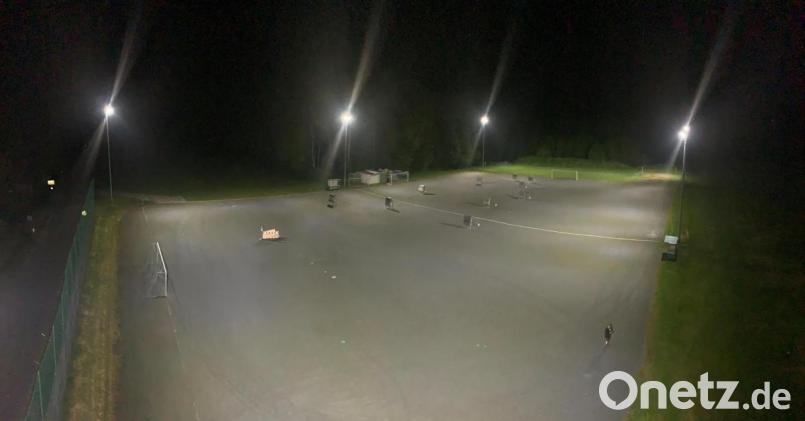 Bei der neuen LED-Flutlichtanlage des Sportvereins ist nur das Spielfeld beleuchtet. Im Gegensatz zu früher strahlt das Licht nicht mehr auf die benachbarten Wiesen und Wälder ab, wovon beispielsweise auch das nahegelegene SOS-Kinderdorf profitiert. Bild: mez