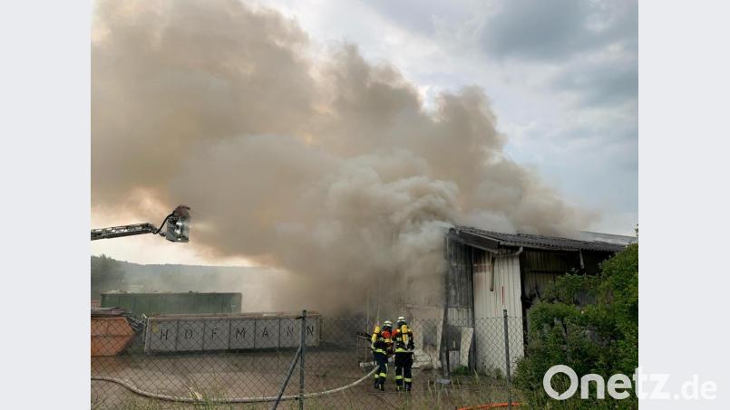 Dichter Rauch quoll aus der brennenden Halle, in der Sperrmüll, Altholz und Kartonagen lagerten. Zunächst konnte das Feuer nur von außen bekämpft werden. Bild: Feuerwehr/exb