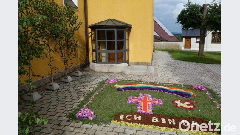 Bunte Blumenteppiche, wie hier in Waidhaus, bieten allerorten in katholischen Gegenden ein farbenfrohes Bild an Fronleichnam. Der Feiertag soll die Gegenwart Jesu in der Welt unterstreichen. Neustadts Bürgermeister war dagegen nicht da. Sehr zum Missfallen etlicher Bürger. Symbolbild: fjo
