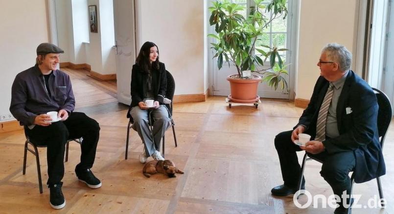 Künstler Florian und Özlem Nörl mit dem sächsischen Landrat Bernd Lange beim Gespräch im Künstlerhaus Schloss Königshain bei Görlitz. Bild: Schloss Königshain/exb