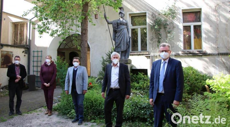 Zu Füßen der Minerva stehen vor dem Eingang des Druckereisaals (von links) Stadtheimatpfleger Markus Lommer, Nina Mutzbauer vom Stadtmarketing, Kulturamtsleiter Fred Tischler, Bundestagsabgeordneter Alois Karl und Bürgermeister Michael Göth. Bild: Stadt Sulzbach-Rosenberg, Johanna Wojtas/exb