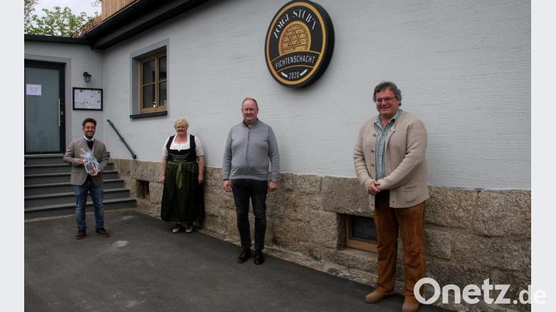 Zweiter Bürgermeister Michael Dutz (links) und Pfarrer Markus Nees (Zweiter von rechts) gratulierten Wirtin Silke Wolfrum (Zweite von links) und Inhaber Thomas Streber zur Neueröffnung der „Zoigl-Stub’n Fichtenschacht“. Bild: wro