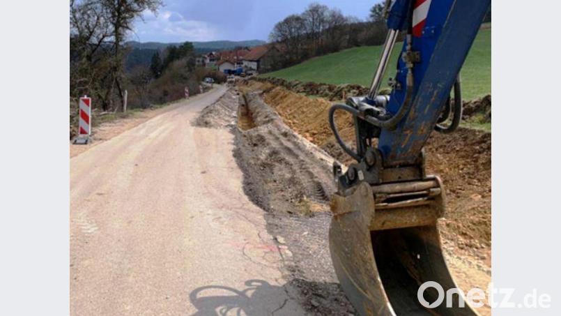 Die Wasserleitung ins neue Baugebiet Kastl-Süd II ist fast fertig verlegt. Damit muss die neue Gemeindeverbindungsstraße von Kastl nach Utzenhofen nicht mehr aufgerissen werden. Bild: jp
