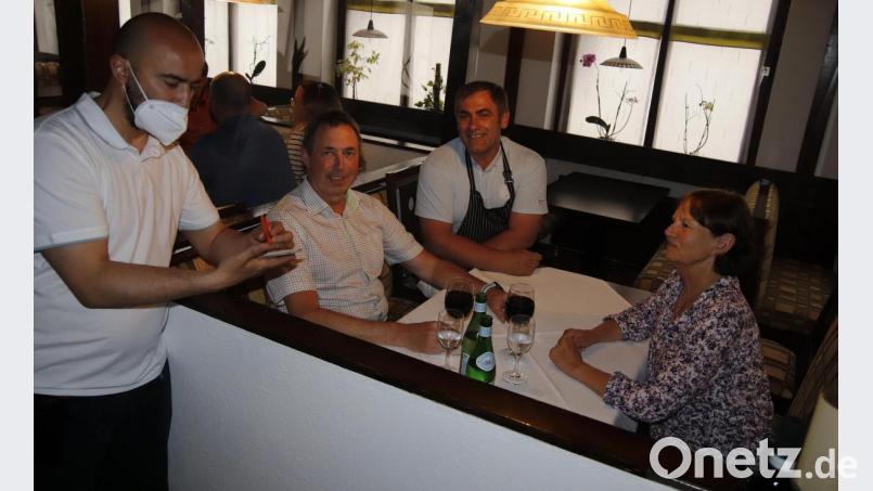 Die Eheleute Haar sind Stammgäste im Ristorante Imperatore. Restaurantinhaber Leo (Mitte) freute sich, dass er seine Gäste endlich auch wieder in den Innenräumen bewirten kann. Bild: mfh