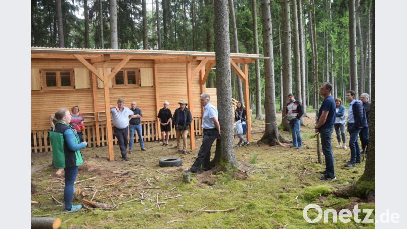 Sabrina Schwab (links) von LearningCampus informiert die Etzenrichter Gemeindevertreter mit Bürgermeister Martin Schregelmann (dritter von links) zusammen mit Irchenrieths Bürgermeister Josef Hammer (Mitte am Baum stehend) über Entstehung und Betrieb des Waldkindergartens, der die Etzenrichter beeindruckte. Bild: fz