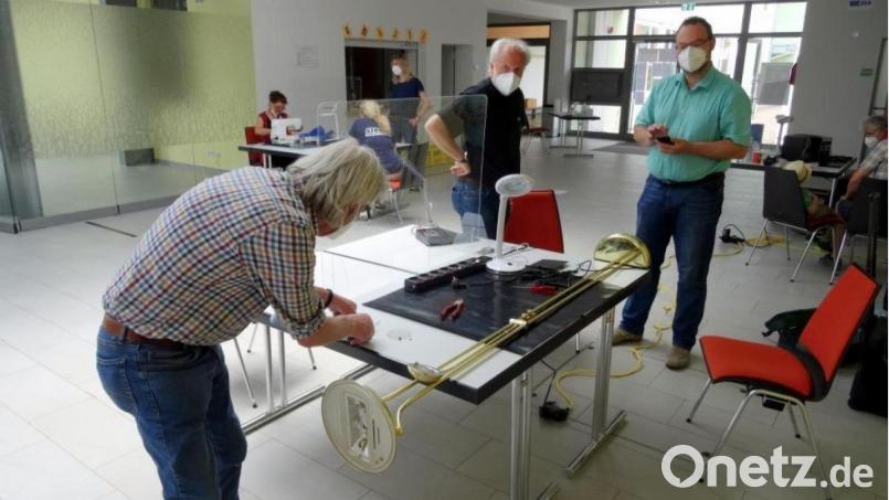 Im Repair-Café wird eifrig gewerkelt, wenngleich die dimmbare Stehlampe von 1995 auch weiterhin nur eingeschränkt funktionieren wird, weil ein elektronische Ersatzteil nicht mehr lieferbar ist. Bild: Norbert Mitlmeier/exb