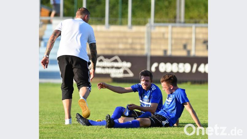 Trainer Andreas Scheler klatscht Mathias Heinl und Fabian Helleder (von links) ab: Auf die Spieler der SpVgg SV Weiden warten anstrengende Wochen. Am Samstag, 12. Juni, ist Trainingsauftakt. Bild: A. Schwarzmeier