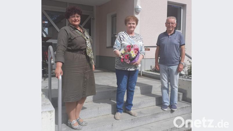 Heidi Flierl (Mitte) gehört zu denen, die sich in besonderem Maß für das BRK-Seniorenwohn- und Pflegeheim St. Barbara und dessen Bewohner engagiert haben. Heimleiterin Astrid Geitner (links) und Heimbeirats-Vorsitzender Rudolf Wild verabschiedeten sie nun aus dem Heimbeirat. Bild: u