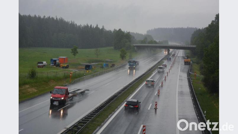 Die Vorarbeiten für größere Erneuerungsmaßnahmen auf der Autobahn A93 im Bereich Pechbrunn sind bereits angelaufen. Bild: jr
