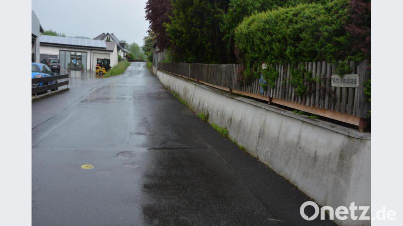 Die Straße „Am Neubau“ in Groschlattengrün ist laut Bürgermeister Stephan Schübel die „schlechteste“ in der Gemeinde Pechbrunn. 2022 steht eine Vollsanierung an, noch heuer sollen die Planungen beginnen. Bild: jr