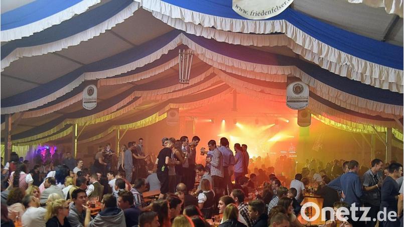Die Friedenfelser Herbstfeste sorgten für ein proppenvolles Zelt und beste Stimmung. Wegen der Corona-Pandemie muss das Herbstfest auch heuer ausfallen. Archivbild: bsc