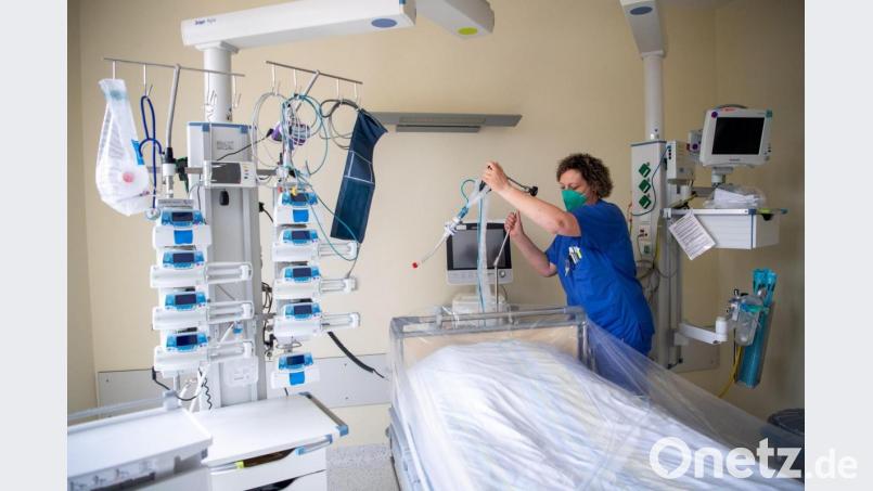 Die Betten bleiben wieder leer. Es gibt viel weniger akut Corona-Kranke als noch vor wenigen Wochen. Symbolbild: Sina Schuldt