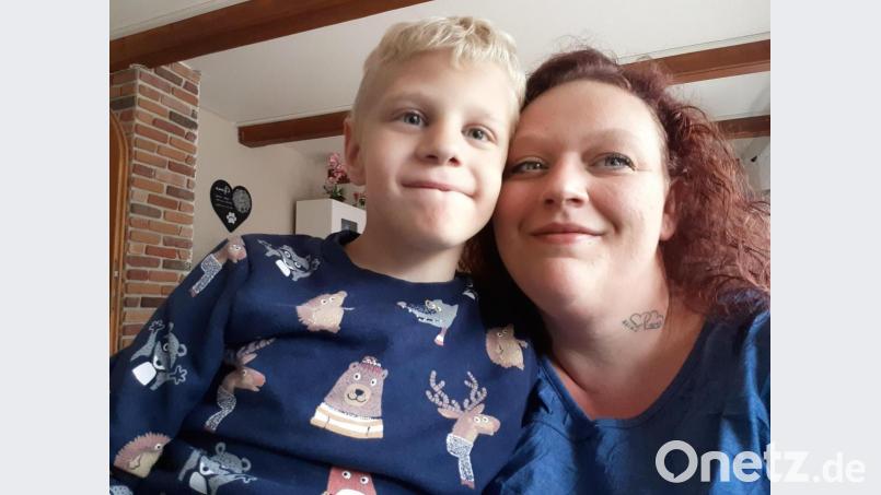 Wegen Spastiken in den Armen und Beinen ist der sechsjährige Leon aus Kulmain auf den Rollstuhl angewiesen. Im Juni soll er in Spanien operiert werden. Der Verein &quot;Sonnenblicke Nordoberpfalz&quot; bittet Hilfe. Bild: Stephanie Becher/exb