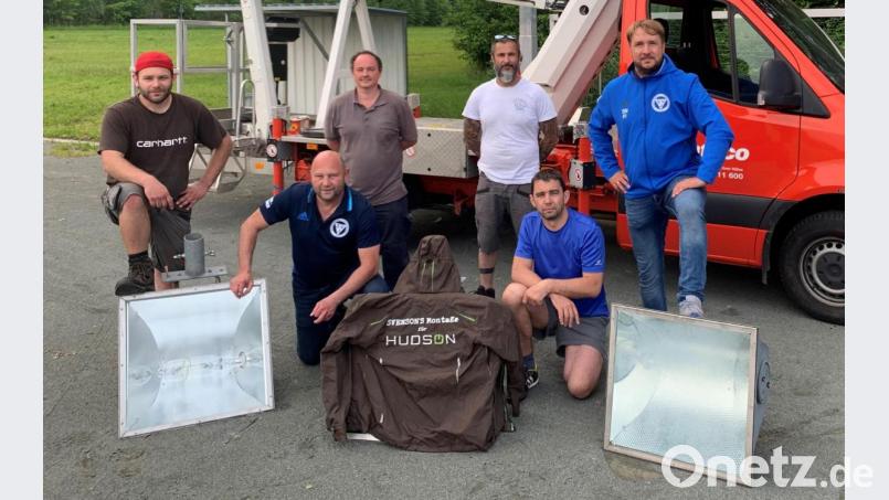 Die Monteure Chris Hudson, Christian Wittmann und Sven Aygün (hinten, von links) installierten und informierten über die neue LED-Flutlichtanlage am Sportgelände. Der Vorstand um Jürgen Lautner und Stefan König (knieend, von links) sowie Norbert Bock (rechts stehend) dankte allen Sponsoren vor allem in Namen der jungen Nachwuchskicker. Bild: mez