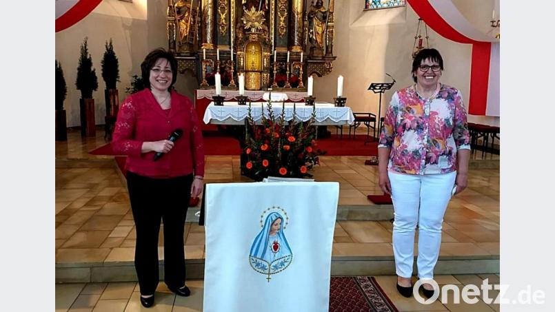 Vorsitzende Regina Völkl (rechts) dankte der Sängerin Brigitte Traeger für die musikalische Begleitung der Feier. Bild: R. Kreuzer