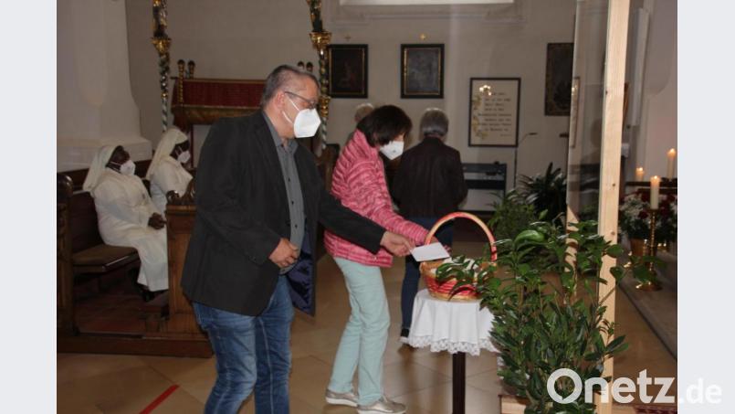 Die Mitglieder von Legio Mariä geben ihr Weiheversprechen in einer Art Opfergang vor dem Altar in ein bereitgestelltes Körbchen. Bild: kro