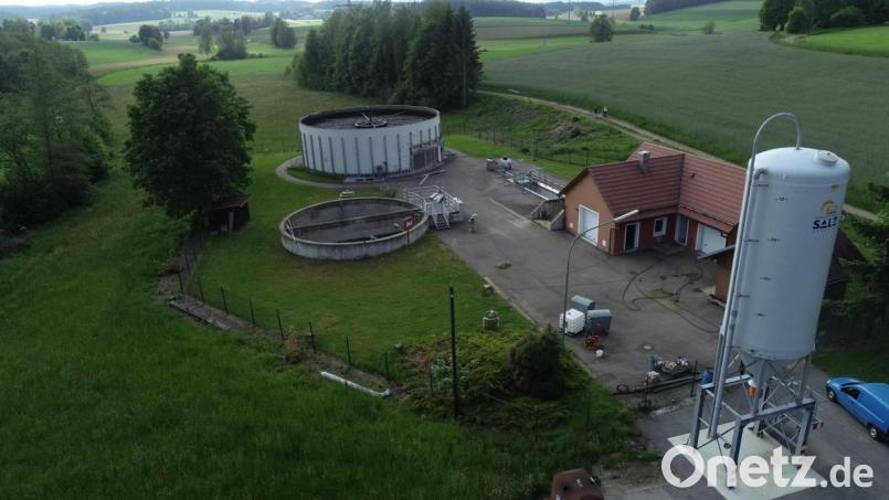 Bei der Ertüchtigung der Kläranlage bleibt nur das Betriebsgebäude (rechts) erhalten. Der Tropfkörper und das Nachklärbecken werden verschwinden und durch ein neues Belebungs- und ein Nachklärbecken ersetzt. Insgesamt 5.250.000 Euro plant der Markt Eslarn für dieses und nächstes Jahr für dann größte gemeindliche Baumaßnahme ein. Bild: bey