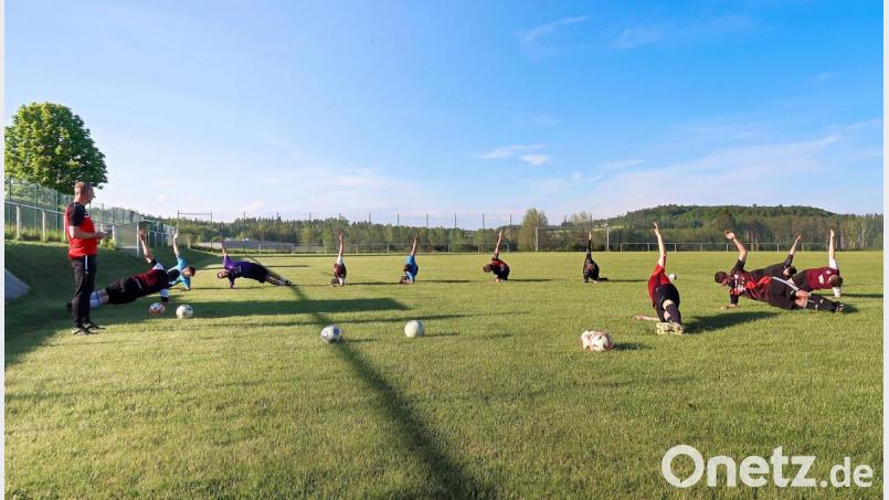 Die Sparte Fußball des TSV Friedenfels ist wieder am Ball. Trainer Markus Schaumberger (links) freut sich, nach den Corona-Lockerungen mit seinen Jungs wieder ein fast normales Training durchführen zu können. Bild: bsc
