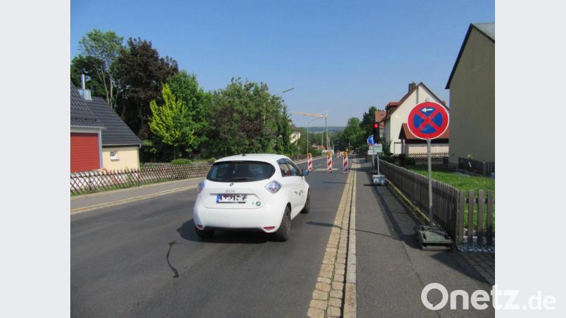 Wegen der anstehenden Arbeiten ist die Pfaffenreuther Straße nur einspurig befahrbar. Der Verkehr im Abschnitt von der Siedlungsstraße bis zur Gartenstraße wird per Ampel geregelt. Bild: kgg