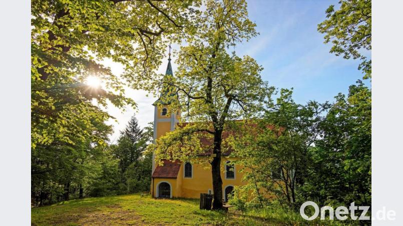Die Johannisbergkirche im Freudenberg steht beim Johannisbergfest im Mittelpunkt. Wegen der durch die Corona-Pandemie bedingten Auflagen kann auch heuer der weltliche Teil des beliebten Festes an Johanni nicht stattfinden. Bild: sche