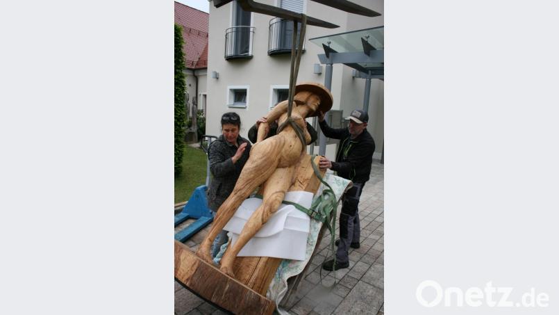 Die Holzfigur &quot;Eva&quot; von Künstlerin Martina Kreitmeier kommt in Eschenbach an. Bild: hut