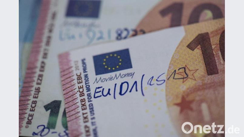 Seit der zweiten Jahreshälfte 2019 taucht immer mehr „Movie Money“ zur Täuschung im Zahlungsverkehr auf. Auch ein 30-Jähriger kam damit in Amberg mit dem Gesetz in Konflikt. Symbolbild: Boris Roessler/dpa