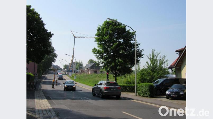 Wegen der anstehenden Arbeiten ist die Pfaffenreuther Straße nur einspurig befahrbar. Der Verkehr im Abschnitt von der Siedlungsstraße bis zur Gartenstraße wird per Ampel geregelt. Bild: kgg