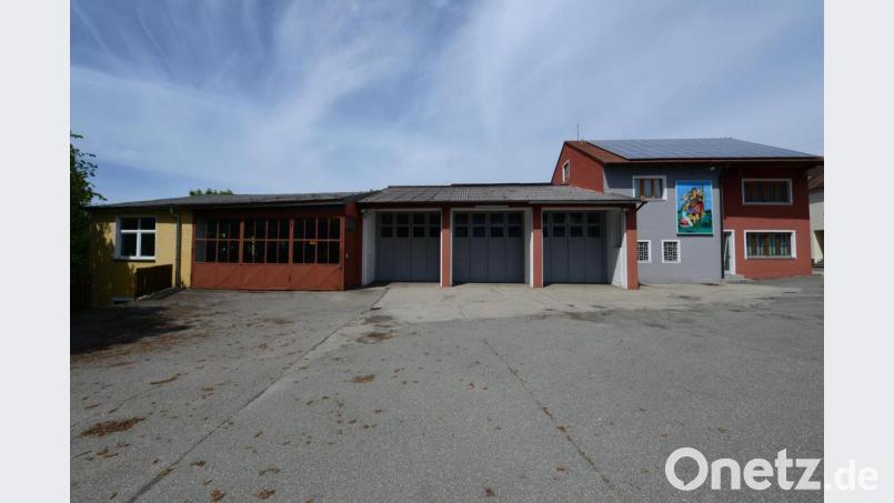 Der Um- und Neubau des Feuerwehrhauses Eslarn wird notwendig. Im Haushaltsplan für dieses Jahr sind dafür 300.000 Euro eingeplant. Der Finanzplan sieht für das Jahr 2022 Ausgaben in Höhe von 1.250.000 Euro vor. Bild: bey