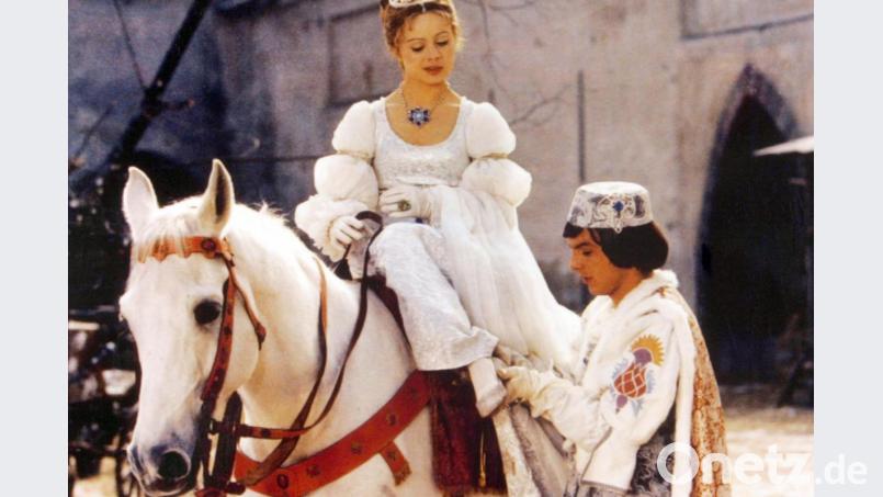 Libuse Safrankova als Aschenbrödel (l.) und Pavel Travnicek als Prinz im Märchenklassiker „Drei Haselnüsse für Aschenbrödel“. Bild: WDR/Degeto/dpa