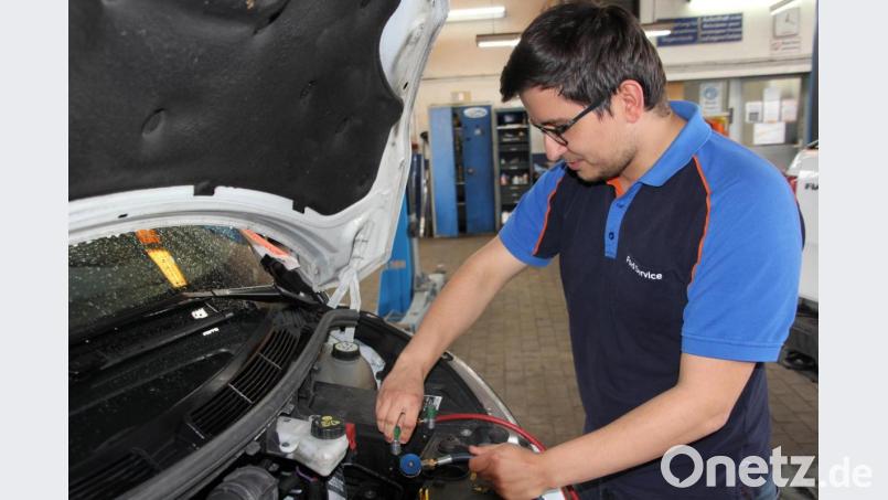 Kfz-Meister Andreas Weis befüllt eine Klimaanlage. Bild: kro