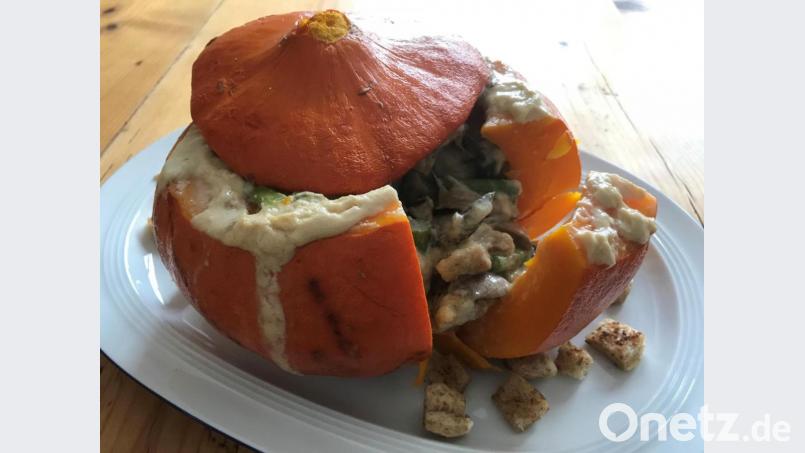 Köstlich gefüllt wird der Kürbis mit Pilzen, grünem Spargel, Weißbrotwürfeln und zweierlei Käse. Bild:  Michael Schiffer