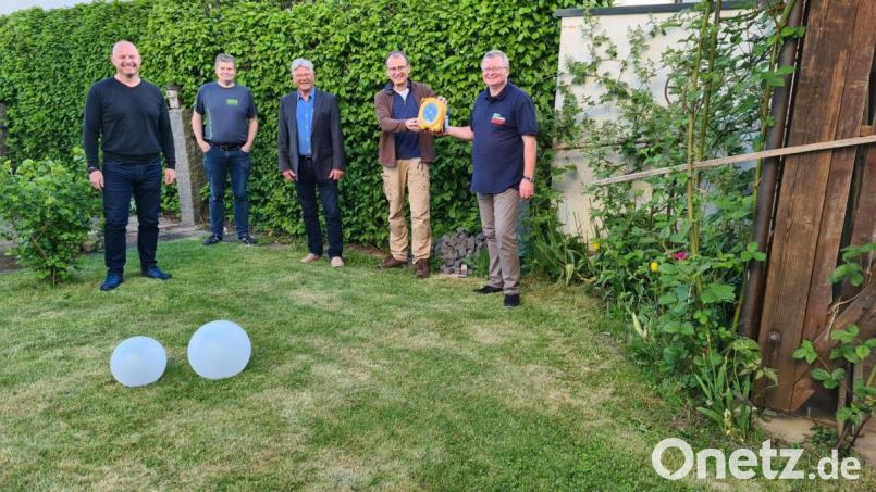 Sektions-Vorsitzender Gottfried Haas freute sich über den Defibrillator für die Karlsbader Hütte, den Hermann Krisch von Meditec in Marktredwitz (von rechts) übergab. Mit im Bild: Michael Wegener, Andreas Stock und Konrad Zant (von links). Bild: Gottfried Haas/exb
