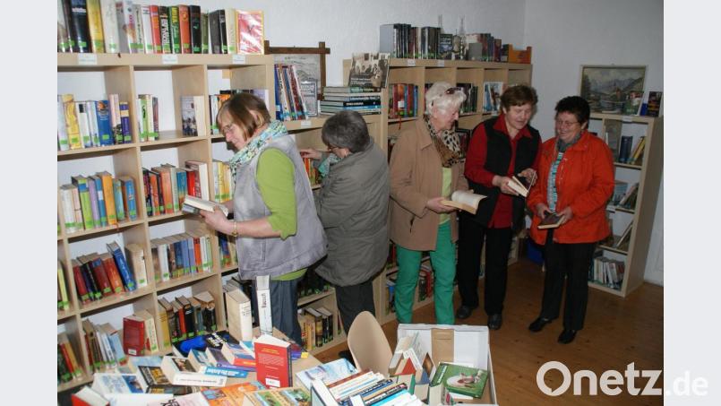 Edeltraud Ruhland (Zweite von rechts) gibt in der Bücherei im Hutschahaus gerne Lesetipps. Archivbild: mmj