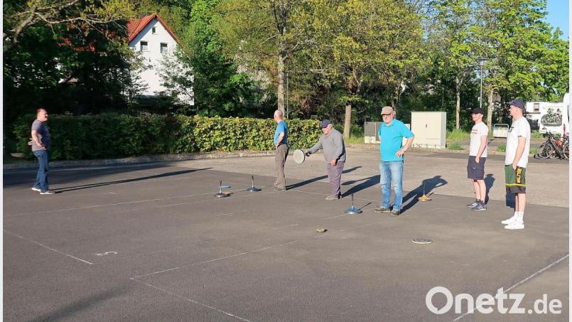 Spaß bereitet das wieder mögliche Training auch den Akteuren der Abteilung Eisstock beim TSV Friedenfels. Bild: bsc