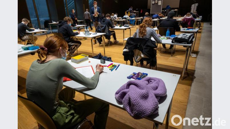 War das Mathe-Abi heuer zu schwer? Nein, sagt das Ministerium. Symbolbild: Peter Kneffel/dpa