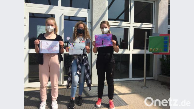 Drei Künstlerinnen aus der Klasse 7c präsentieren ihre &quot;Banksy&quot;-Nachempfindungen (von links): Emma Woehrl, Tamia Angermann und Chiara Bauer. Bild: Elke Spitaler/exb