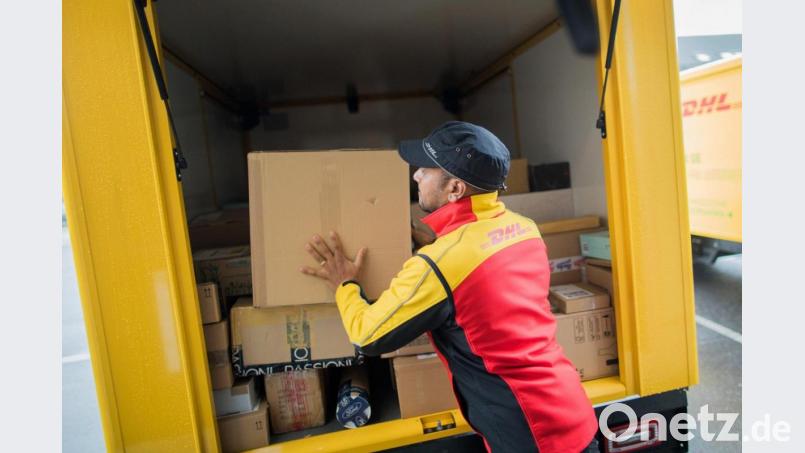 Ob es sich bei dem Paketzusteller in Velden - wie hier auf dem Symbolbild - um einen DHL-Angestellten handelt, ist unklar, dennoch: In Velden ist ein Paketzusteller mit seinem Transporter weggerollt und gegen eine Hauswand gekracht. Symbolbild: Rolf Vennenbernd/dpa