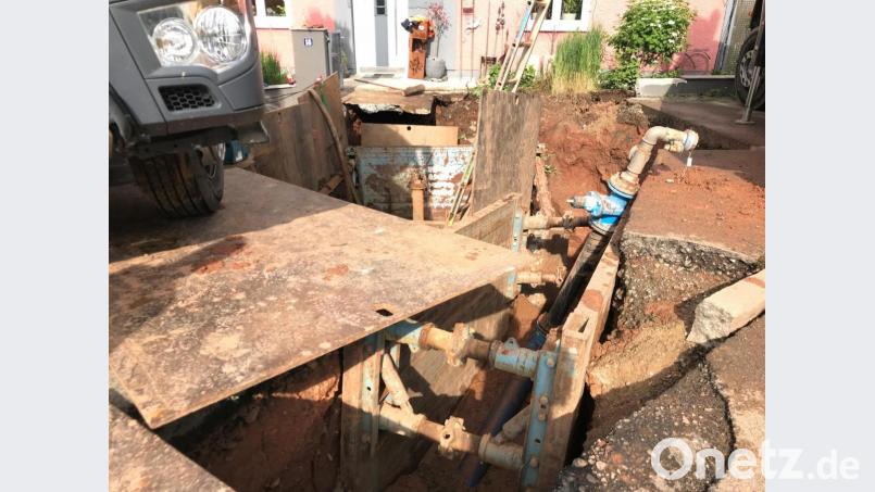 Die Leitungsarbeiten reichen bis an die Häuser ran. Bild: Gabi Schönberger