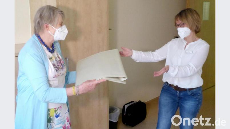 Übergabe der gespendeten Funksensormatten durch Dr. Renate Freuding-Spintler (links) an die Hospizleiterin Susanne Wagner Bild: fsb