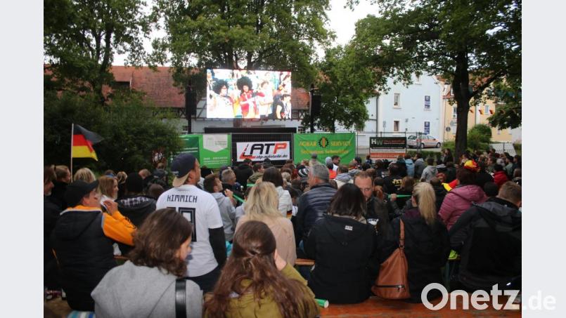 Große Fan-Ansammlungen wird es heuer nicht geben. Auch beim Public Viewing gilt: Abstand halten. Archivbild: sne