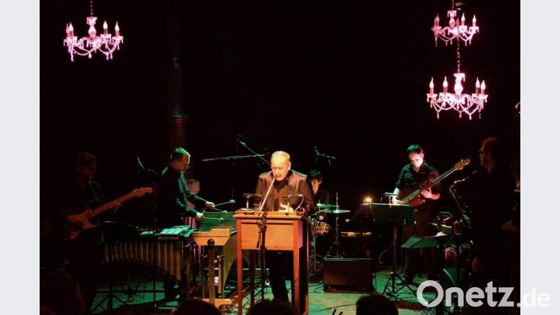 Frank Strobel (Mitte) möchte das Publikum in eine andere Welt entführen. Bild: Felix Wöllmer/exb