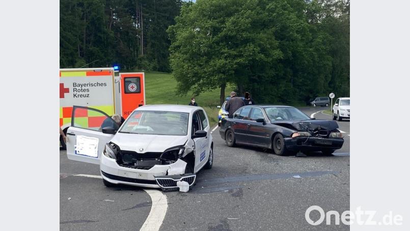 Eine leichtverletzte Person gab es bei einem Verkehrsunfall bei Görnitz. Bild: Polizei Neustadt/WN